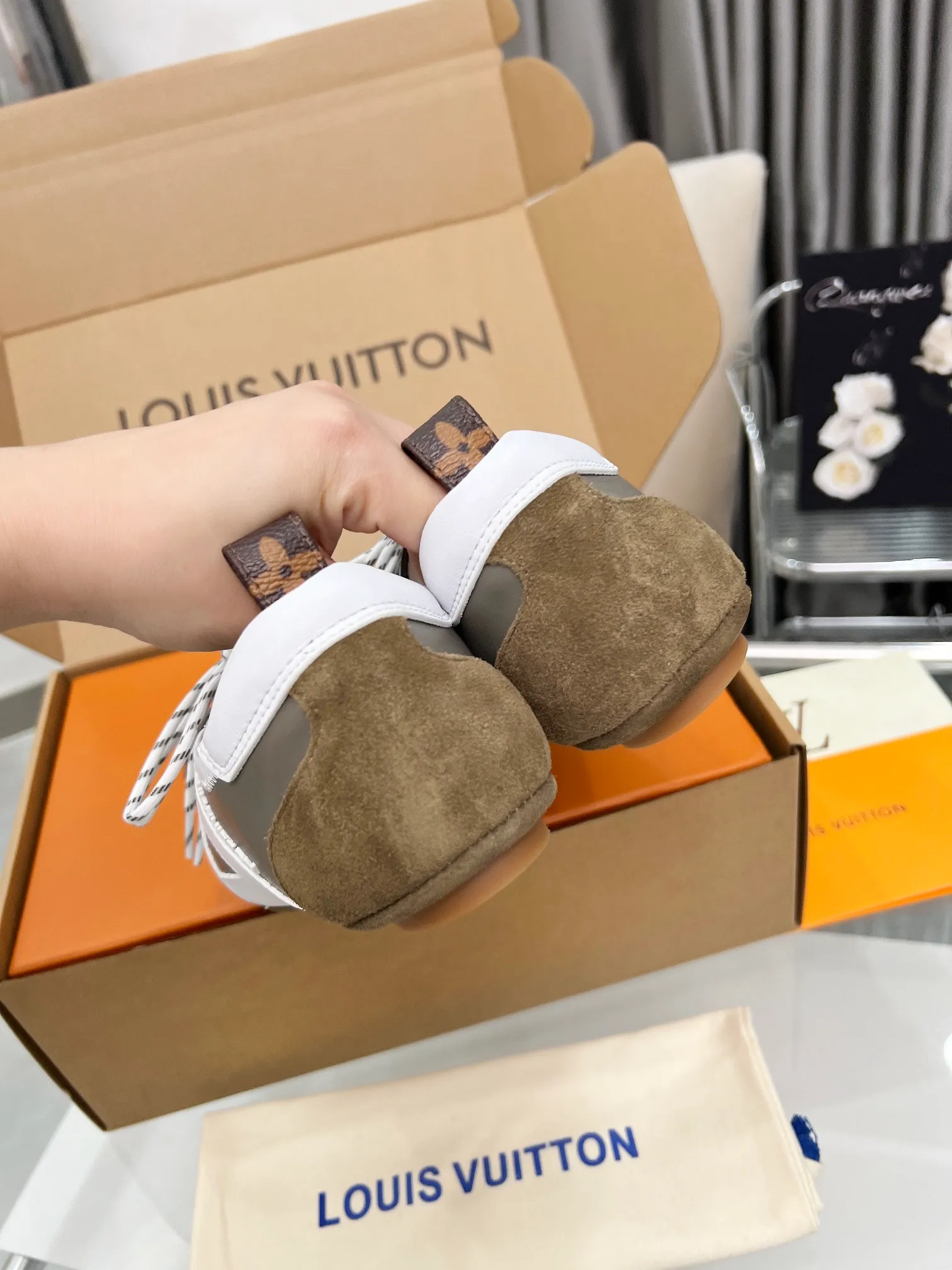 👟👟Ex-factory price 620👟👟 New arrival🆕🆕🆕 Hot item This style of LV Sneakerina ballet sneakers combines materials such as sheep leather and suede cow leather, combining the comfortable texture of sneakers and the light structure of ballet shoes with creativity and ingenuity. Shiny lace accents, LV logo on the side and a flexible TPU outsole complete the look. Code number: 35~41; colors are being updated continuously...